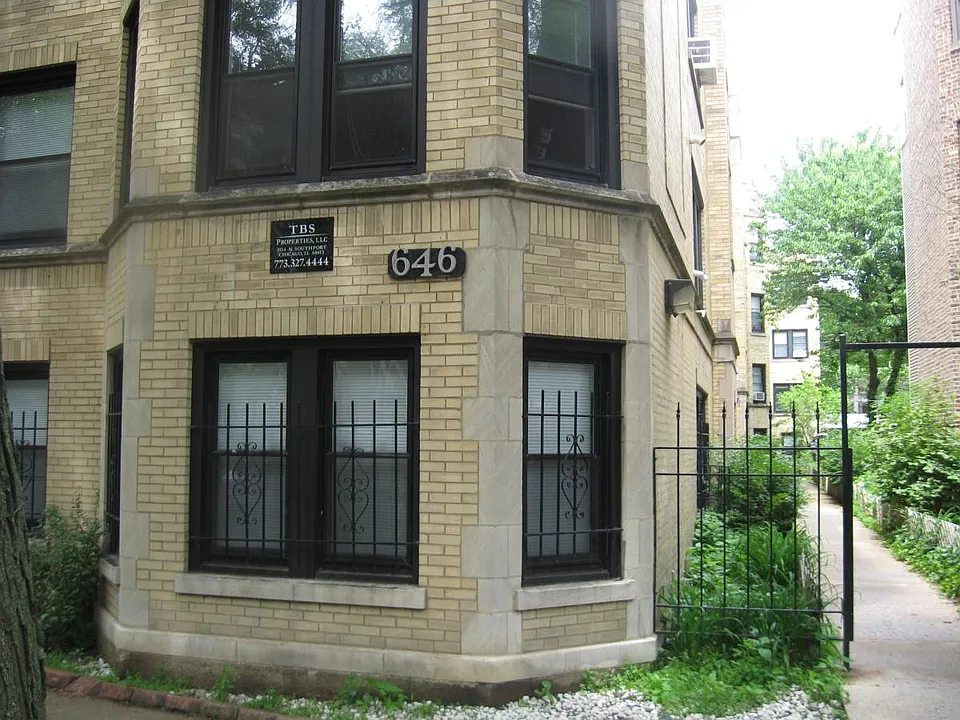 W Roscoe St