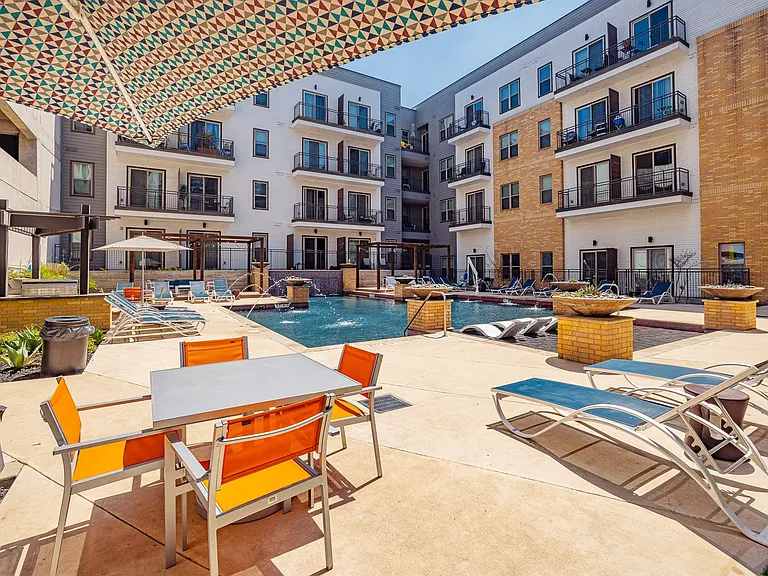 Rivera on Broadway Apartments — Photo 41