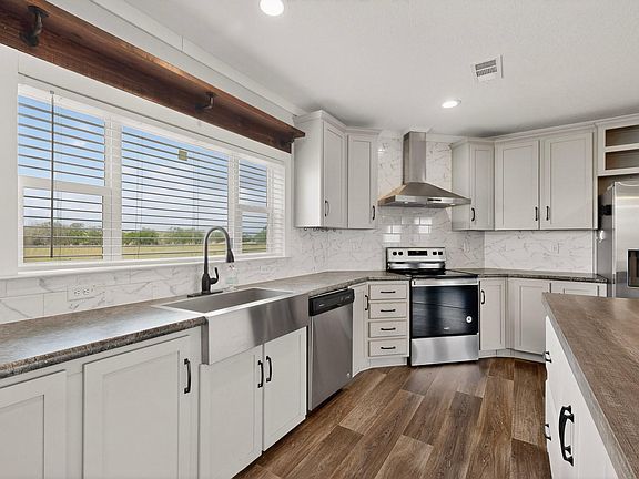 5th image of 664 Garrett Rd