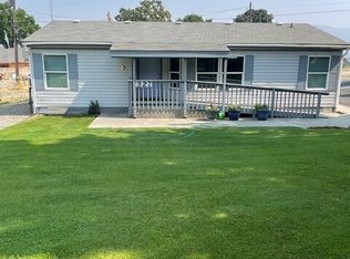 327 Beach St W, Pateros, WA 98846
