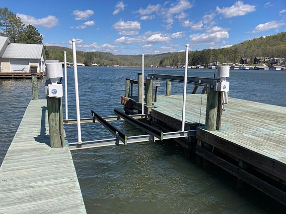 10 x 30 Boat Slip with Boat Lift