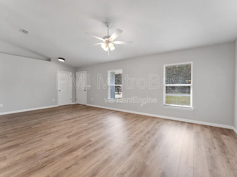 9461 N Sandree Dr — Photo 14