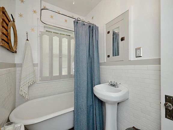 Bathroom w/ claw foot tub.