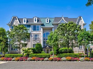 323 Roosevelt Way UNIT 2301, Westbury, NY 11590