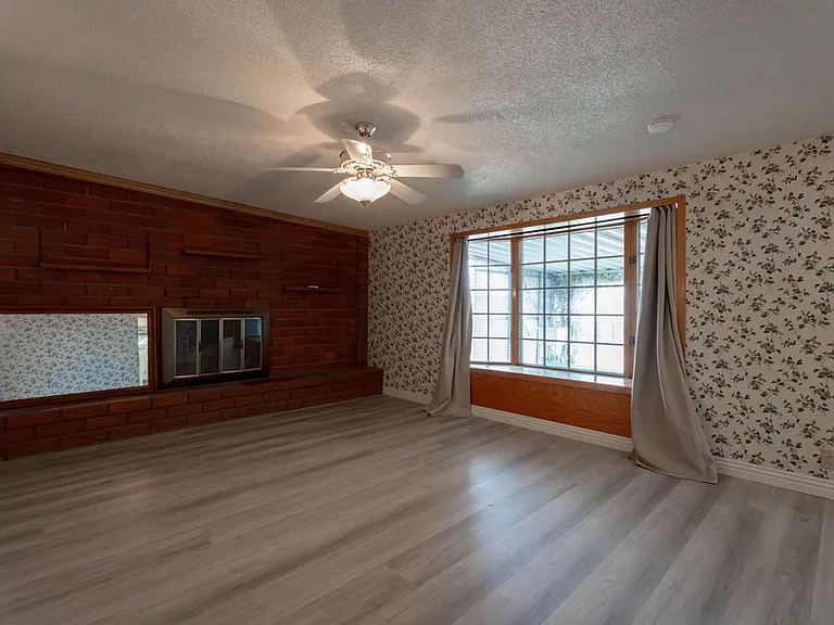 5185 Sun Valley Dr — Photo 2