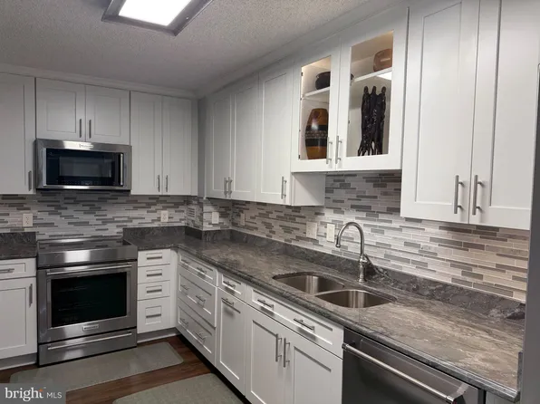 200 N Pickett St APT 305, Alexandria, VA 22304