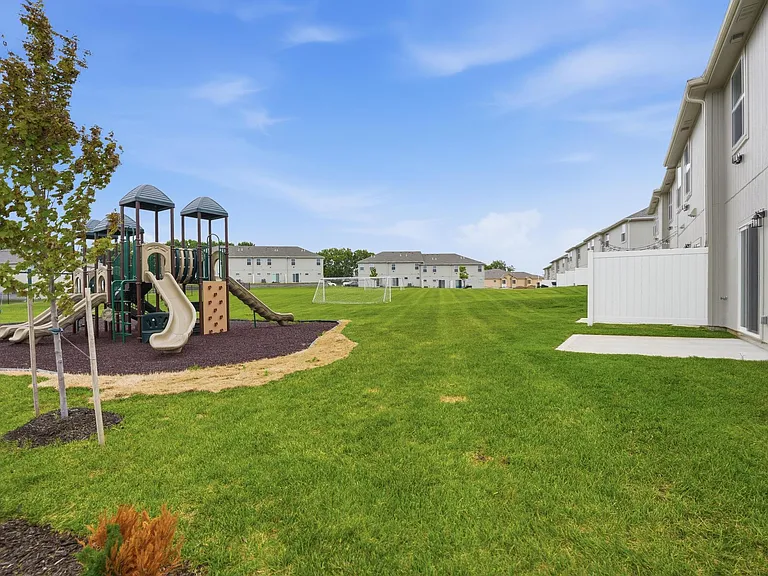Barry West Townhomes — Photo 39