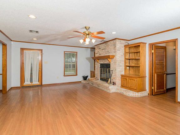 4th image of 211 Maureen Dr