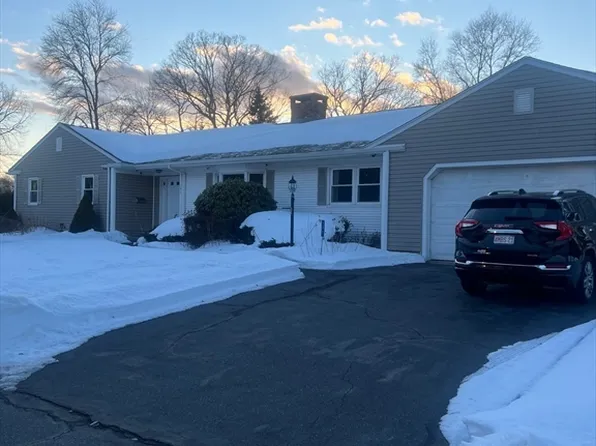 131 Chateau Dr, Somerset, MA 02726