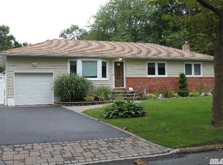 15 Chauser Dr, Greenlawn, NY 11740