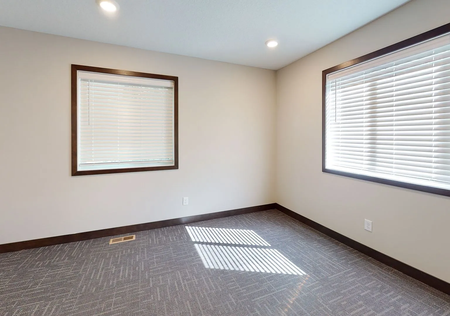 Modern 5-Bedroom Duplex Close to U of M Campus — Photo 3