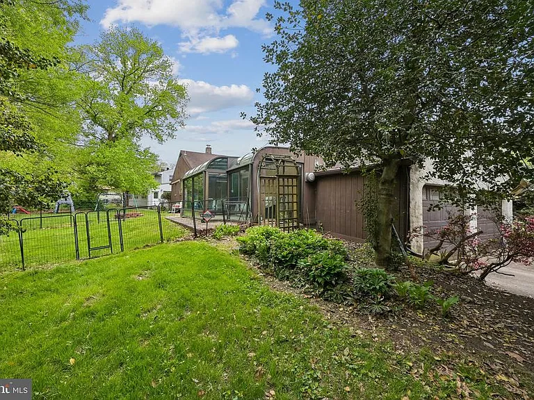 410 Narragansett Dr — Photo 24