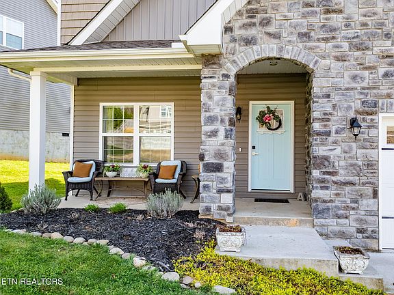 2nd image of 3147 Oakwood Hills Ln