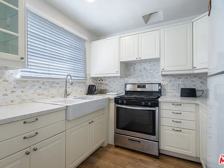 119 S Bundy Dr — Photo 3