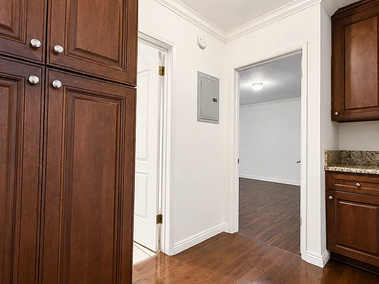 14306 Riverside Dr — Photo 11