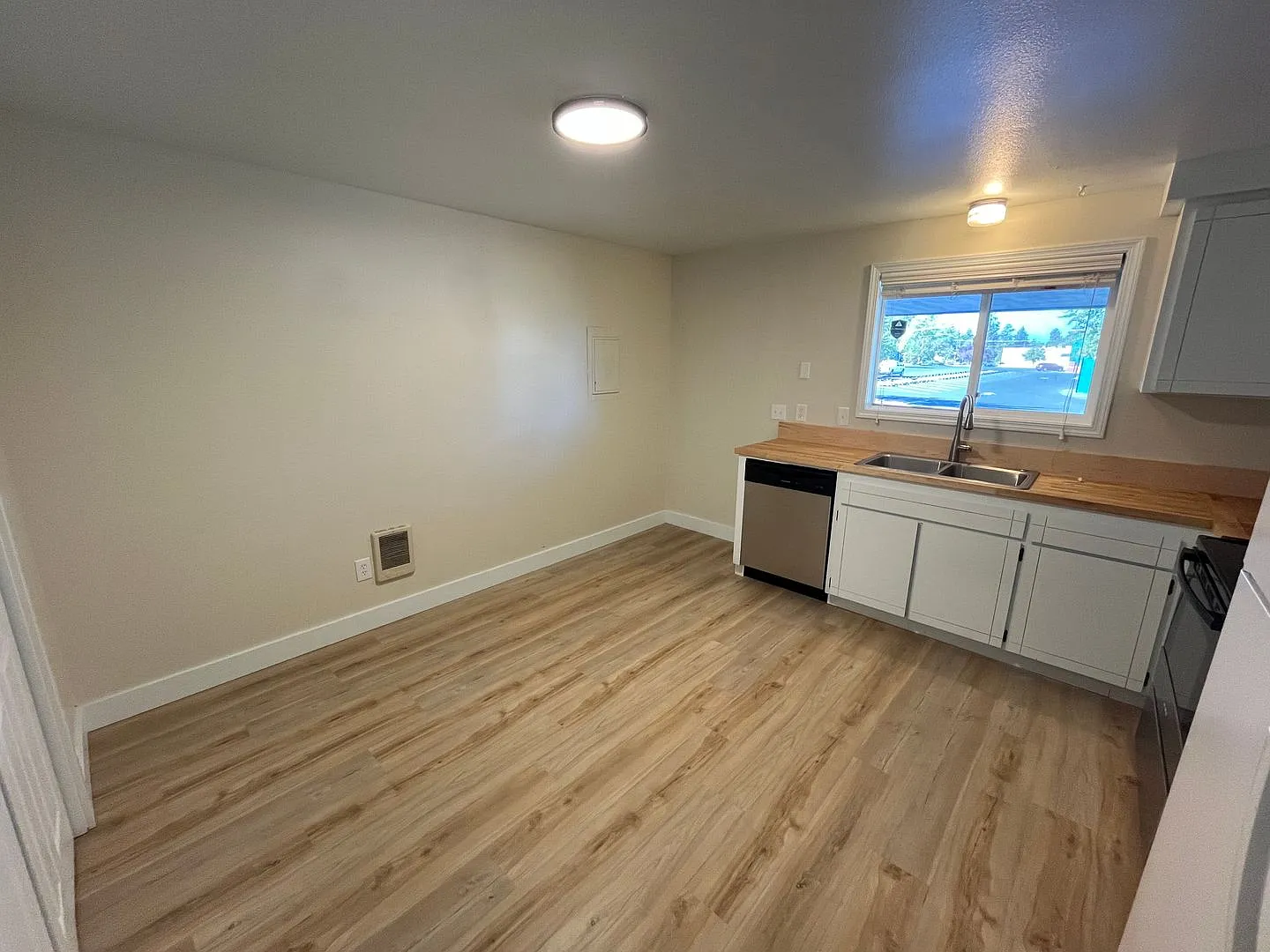 Single Level Duplex Just off Wilson — Photo 4