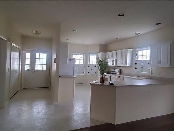 3rd image of 6395 Meadowland Cir