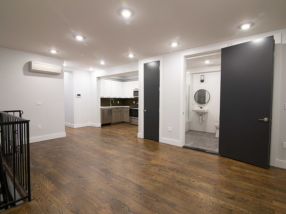 1st image of 196 Graham Ave Ste 1