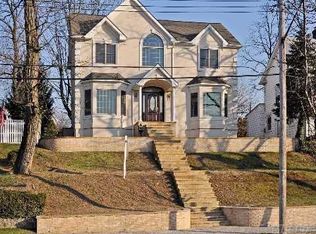 24620 Alameda Ave #D, Douglaston, NY 11362
