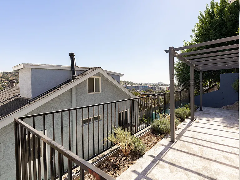339 Isabel St — Photo 38