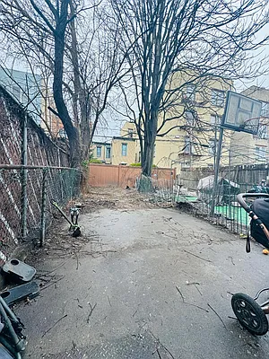 Rented by Halvatzis Realty | media 2