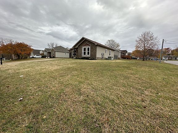 3rd image of 123 Shady Maple Dr