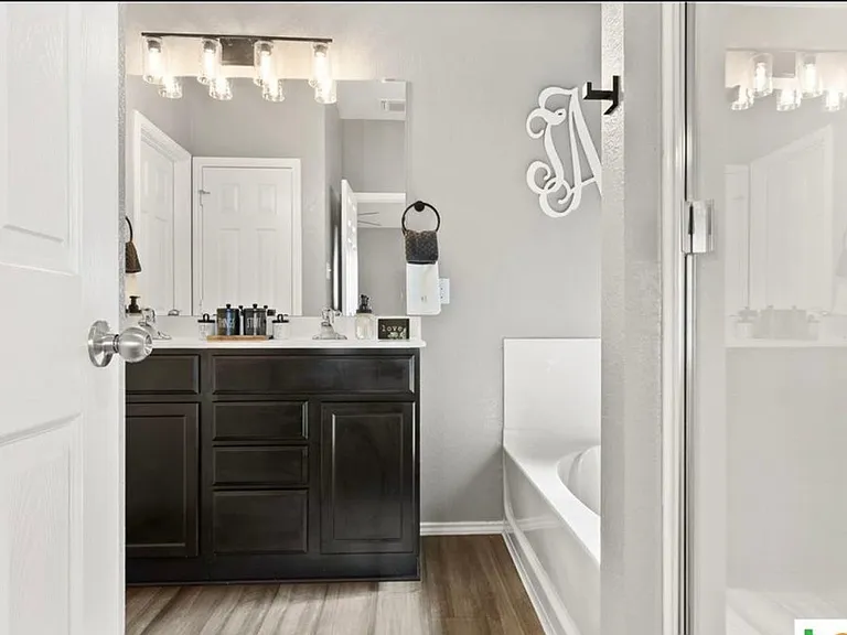 8702 Stonehollow Dr — Photo 3