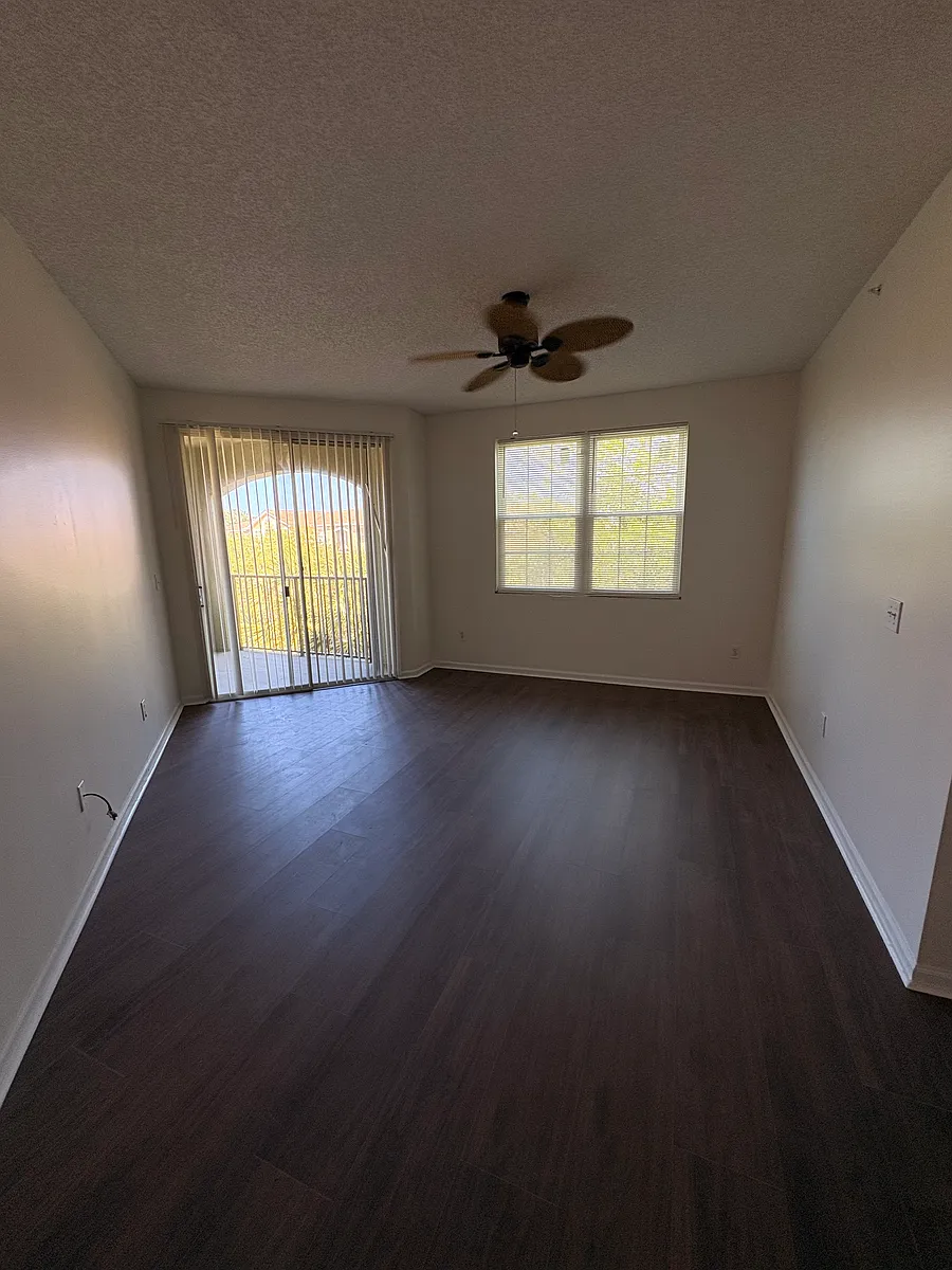 Living room - 1050 Bella Vista Blvd #306