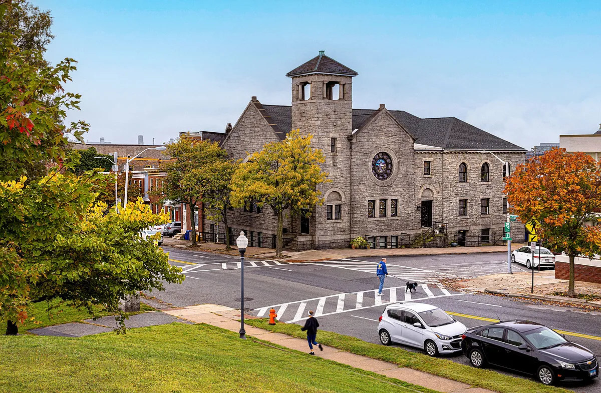 Building Photo - 300 S Patterson Park Ave #201