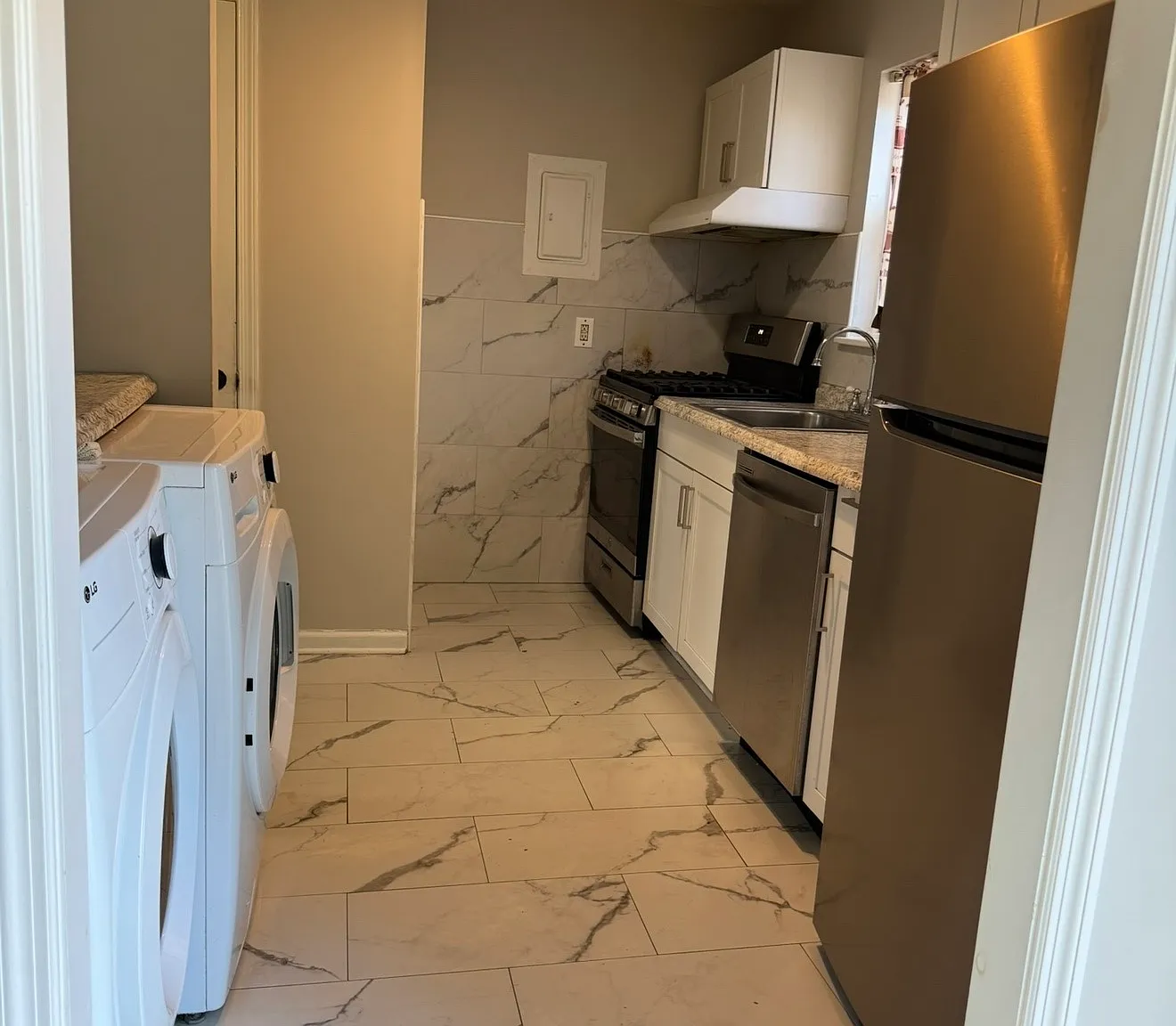 3 bed, 1.5 bath, 2288 sqft, $2,200 — Photo 2
