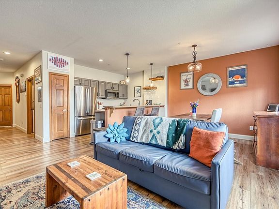 4th image of 844 Blue River Parkway UNIT B3