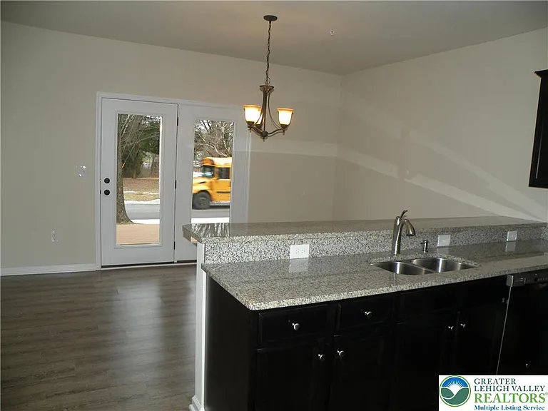 631 Linden St — Photo 4