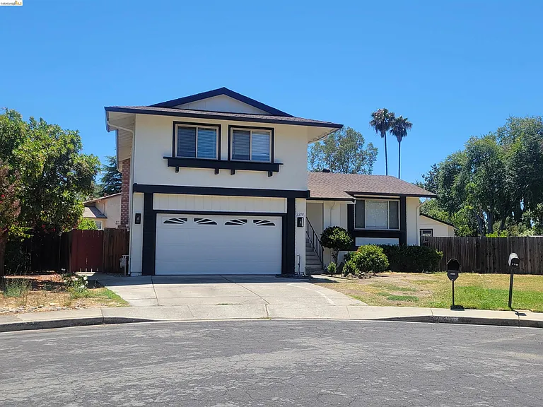 2210 Sierra Ct — Photo 1