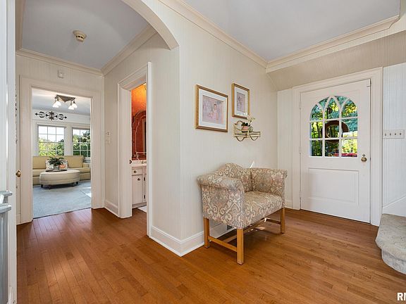 3rd image of 4704 N Grandview Dr