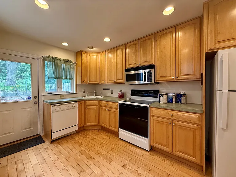 924 Lovering Ave — Photo 9