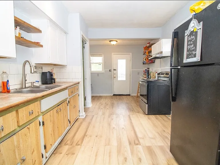 728 Brooklyn Ave — Photo 2