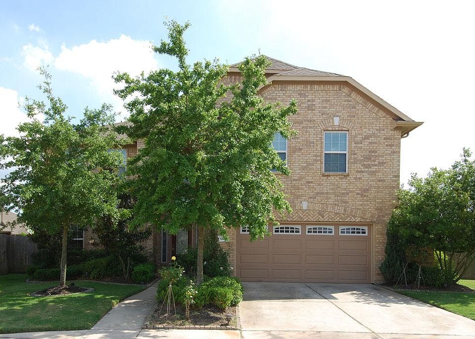 Great 4 bed 4 bath located in Telfair!