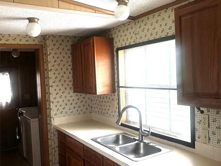 1201 Pampas Ln — Photo 6