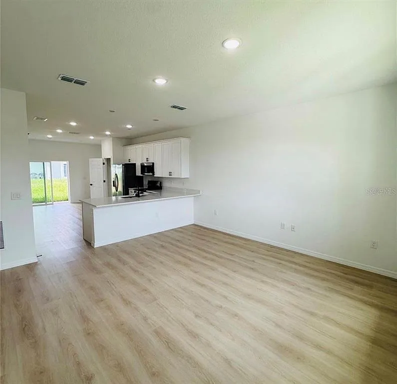 3 bed, 2.0 bath, 2832 sqft, $1,900 — Photo 2