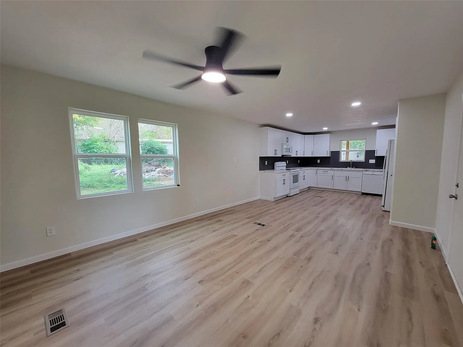2 bed, 1.0 bath, 784 sqft, $1,200 — Photo 4