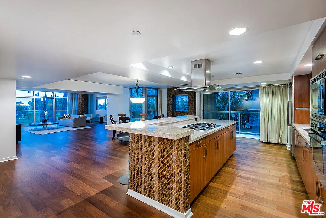 2 bed, 2.5 bath, 2500 sqft, $9,300 — Photo 1