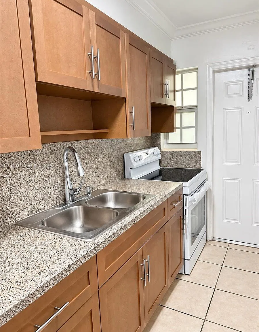 Colonial Court Condo Bldg — Photo 3
