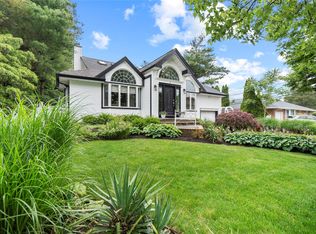 8 Ellis Dr, Syosset, NY 11791