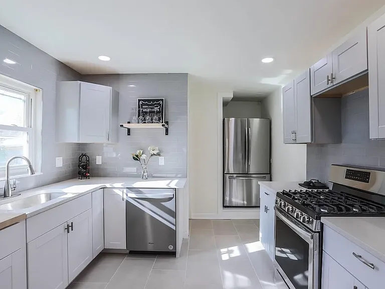 1239 Valentia St — Photo 8