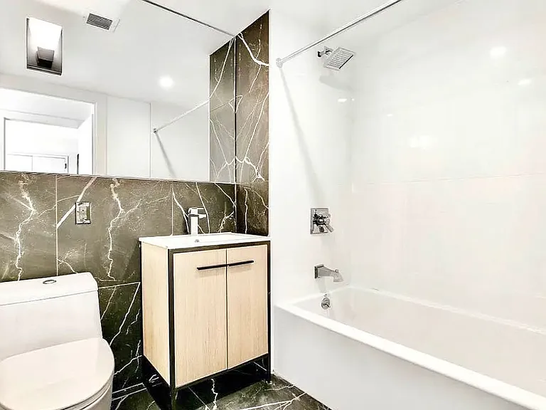 1543 E 19th St #8R — Photo 4