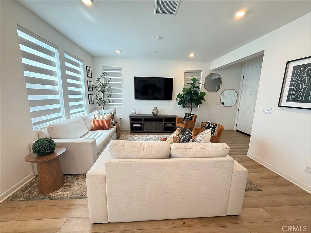3 bed, 2.5 bath, 1718 sqft, $4,000 — Photo 3