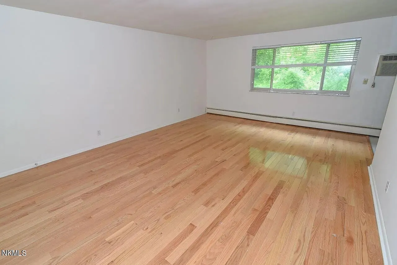 1 bed, 1.0 bath, $950 — Photo 2
