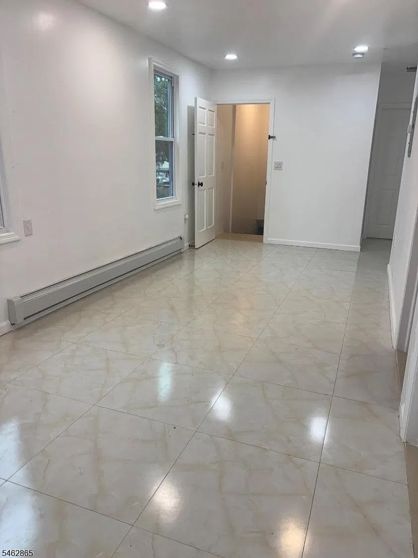 3 bed, 1.0 bath, $2,200 — Photo 3
