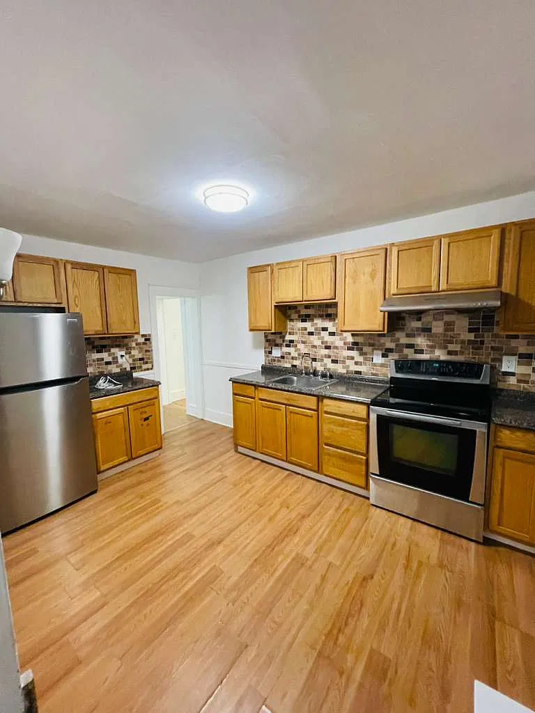 2 bed, $1,300 — Photo 3