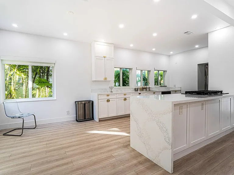 8866 Carlyle Ave — Photo 10